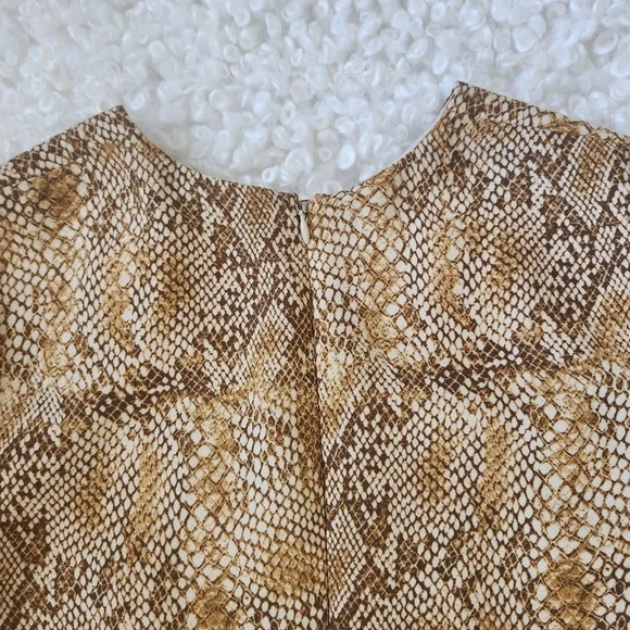 Aritzia Babaton Patricio Dress Wmn 4 Snake Python Print Short Sleeve Mini Shift - Picture 13 of 15